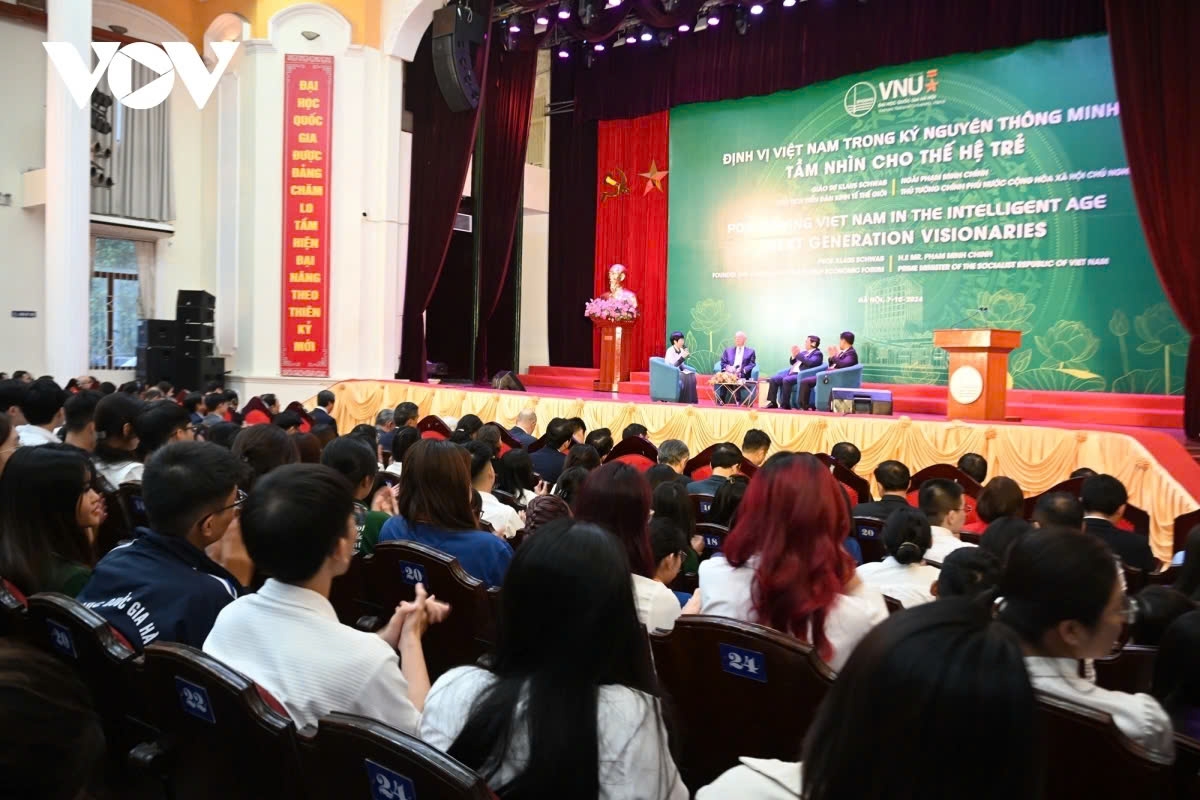 Vietnamese PM, WEF Executive Chairman highlight youth’s role in smart era